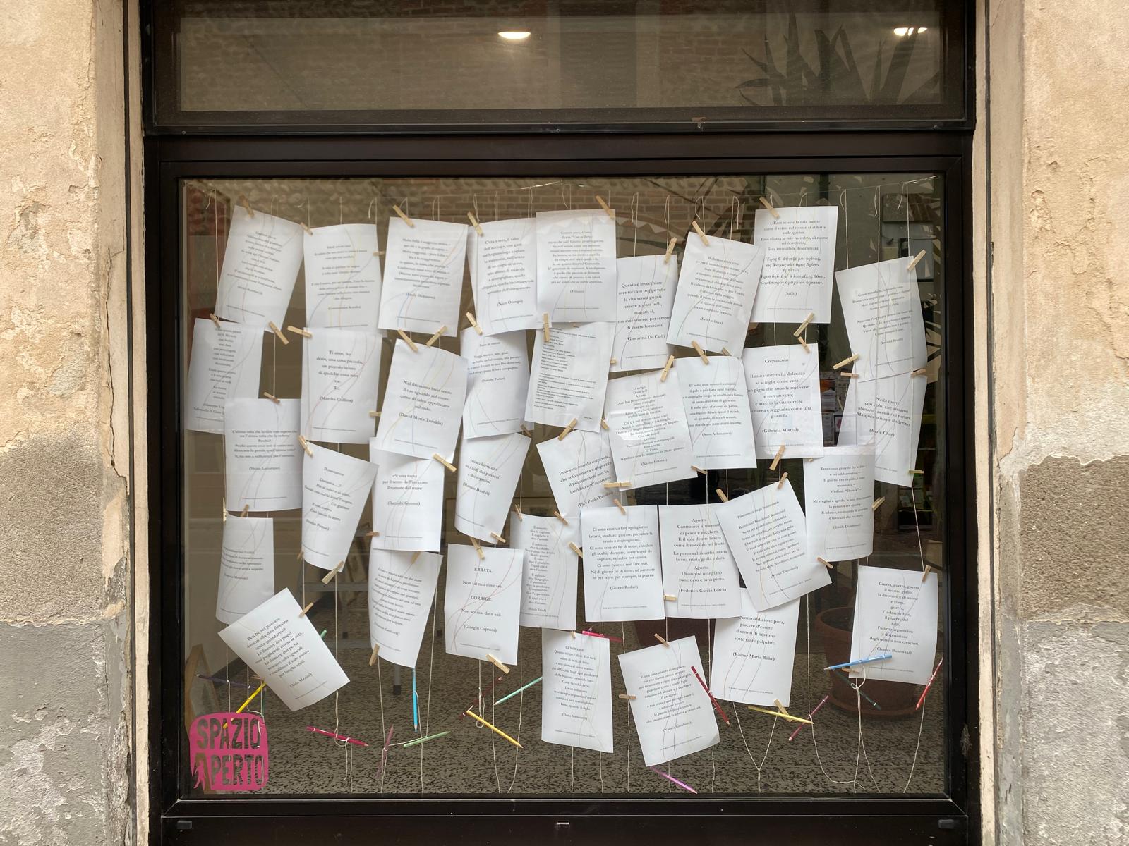 La vetrina di Spazio Aperto in occasione del 21 marzo, giornata mondiale della poesia